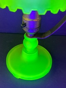 lot 78 image: Vintage Uranium Houze Glass Lamp