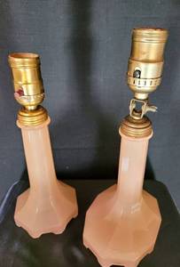 lot 14 image: Set of Rose-Hued Houze Glass Art Deco Table Lamps