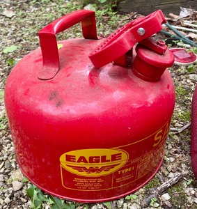 lot 158 image: Great Gas Can Grouping