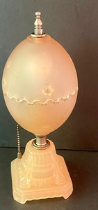 lot 118 image: Vintage Houze Glass Boudoir Lamp