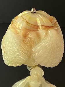 lot 220 image: Lovely Vintage Figural Lamp with Seashell Design Shade
