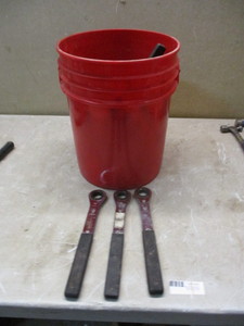 lot 18 image: Bucket of ratchet wrenches