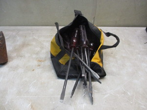 lot 34 image: Dewalt tool bag full of wright screwdrivers