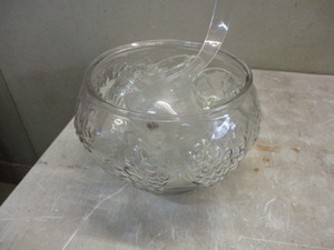 lot 75 image: Glass punch bowl and glasses