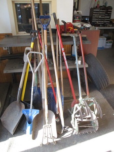 lot 104 image: Lawn & Garden Tools