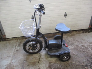 lot 116 image: 3 Wheel Battery Scooter