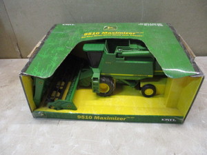 lot 131 image: Ertl John Deere 9510 Combine
