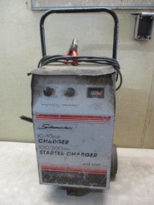 lot 148 image: Battery Charger