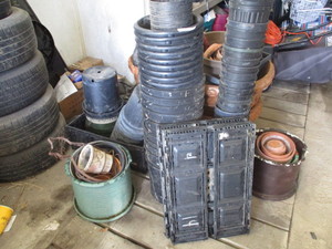 lot 195 image: Huge lot of Flower pots
