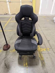 lot 654 image: Gaming Chair - Missing Arm