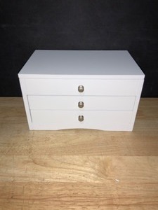 Unbranded Classic Lift Top White Jewelry Box. See Pictures
