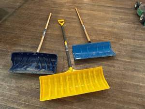 lot 71 image: Snow Shovels
