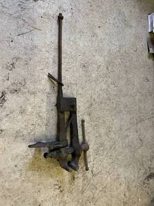 lot 95 image: Antique Vise