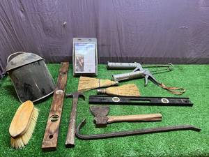 lot 101 image: Tools - Hatchet