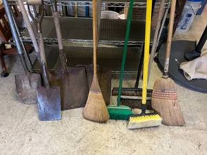lot 106 image: Shovels, Brooms & Ice Scrapers