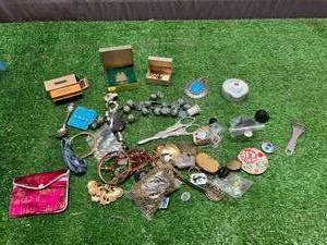 lot 108 image: Jewelry