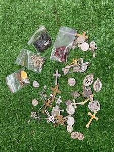 lot 111 image: Vintage Religious Crosses, Pendants & Rosemarys
