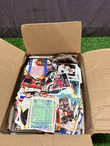 lot 148 image: Box of Hockey Cards