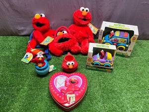 lot 160 image: Elmo Toys