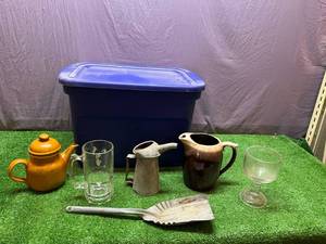 lot 192 image: 73 Qt Tote with Lid & Misc Items