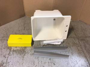 lot 3 image: Utilatub Combo 18 in. x 23.5 in. x 33 in. Co-Polypure Floor Mount Laundry Tub by MUSTEE Customer Returns See Pictures