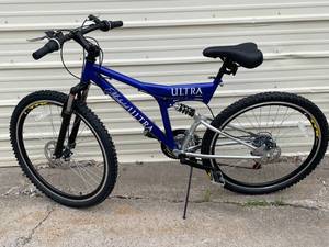 lot 7 image: Michelob Ultra mountain bike, NEW