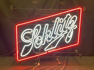 lot 18 image: Schlitz neon