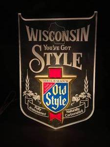 lot 147 image: Heilemans Old Style light up, Wisconsin youve got style