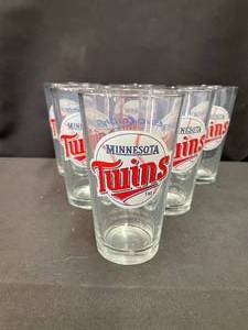 lot 163 image: MN Twins, Budweiser pint glasses, NIB