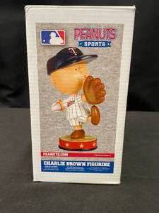 lot 164 image: Charlie Brown #14 pitcher figurine  statuette