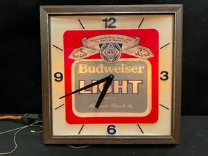lot 202 image: Bud Light clock
