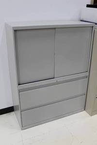 lot 27 image: Metal Lateral File Storage Cabinet 2-drawer2-door