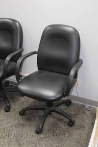 lot 55 image: Rolling Office Arm Chair
