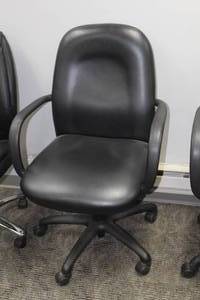 lot 56 image: Rolling Office Arm Chair