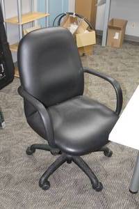 lot 57 image: Rolling Office Arm Chair