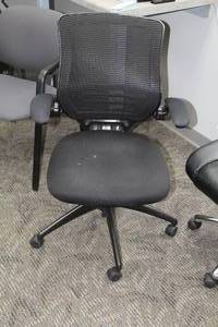 lot 59 image: Rolling Office Arm Chair