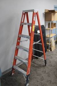 lot 63 image: Werner Electro-Master 7406 6 Non-Conductive Fiberglass Step Ladder