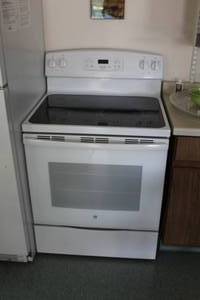 lot 111 image: G.E. Electric Oven