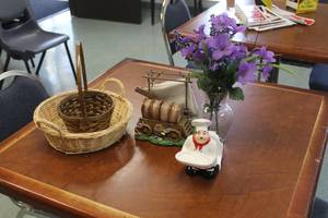 lot 121 image: Home Dcor - Wicker Baskets, Napkin Holder, Vase w flowers