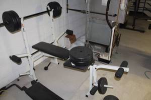 lot 98 image: 1100 Weight Lifting Bench with Weight Bar and Weights