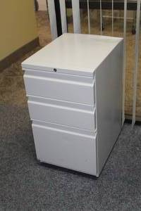 lot 325 image: Metal File Cabinet 3-drawer