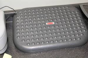 lot 337 image: Rubbermaid Foot Rest