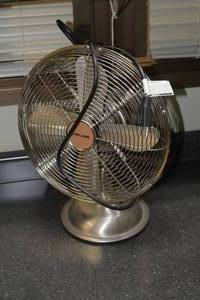 lot 345 image: Pelonis 14 Desk Fan