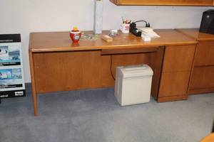 lot 358 image: Office Desk with 2-Drawer Cabinet