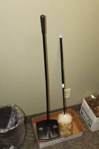 lot 385 image: Rubbermaid 4212 Floor and Carpet Sweeper w Dust Wand