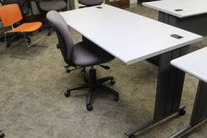 lot 401 image: Rolling Computer Desk with Rolling Office Chair