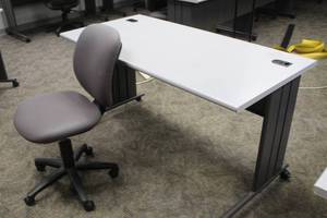 lot 402 image: Rolling Computer Desk with Rolling Office Chair