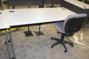 lot 404 image: Rolling Computer Desk with Rolling Office Chair