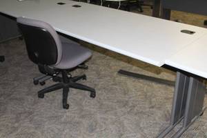 lot 405 image: Rolling Computer Desk with Rolling Office Chair