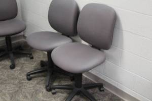lot 410 image: Lot of (2) Rolling Office Chairs